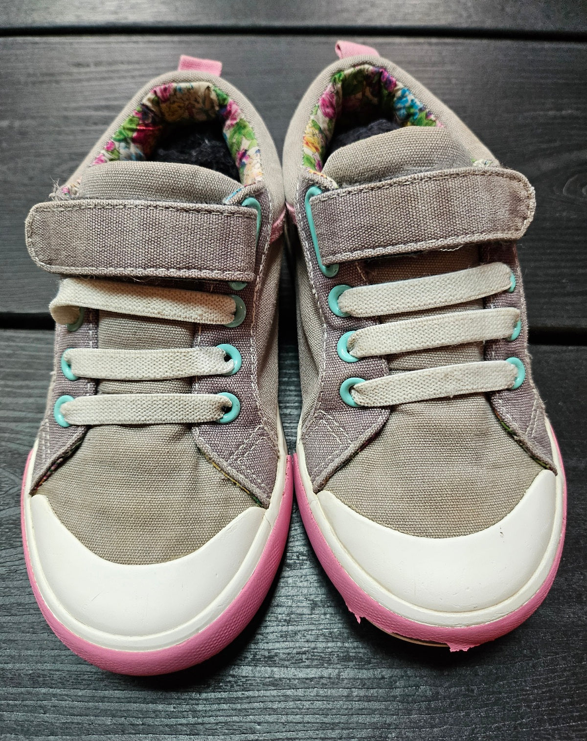 #109. Girls size 11.5. GUC. See Kai Run