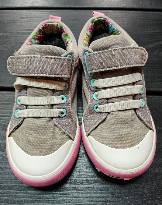 #109. Girls size 11.5. GUC. See Kai Run