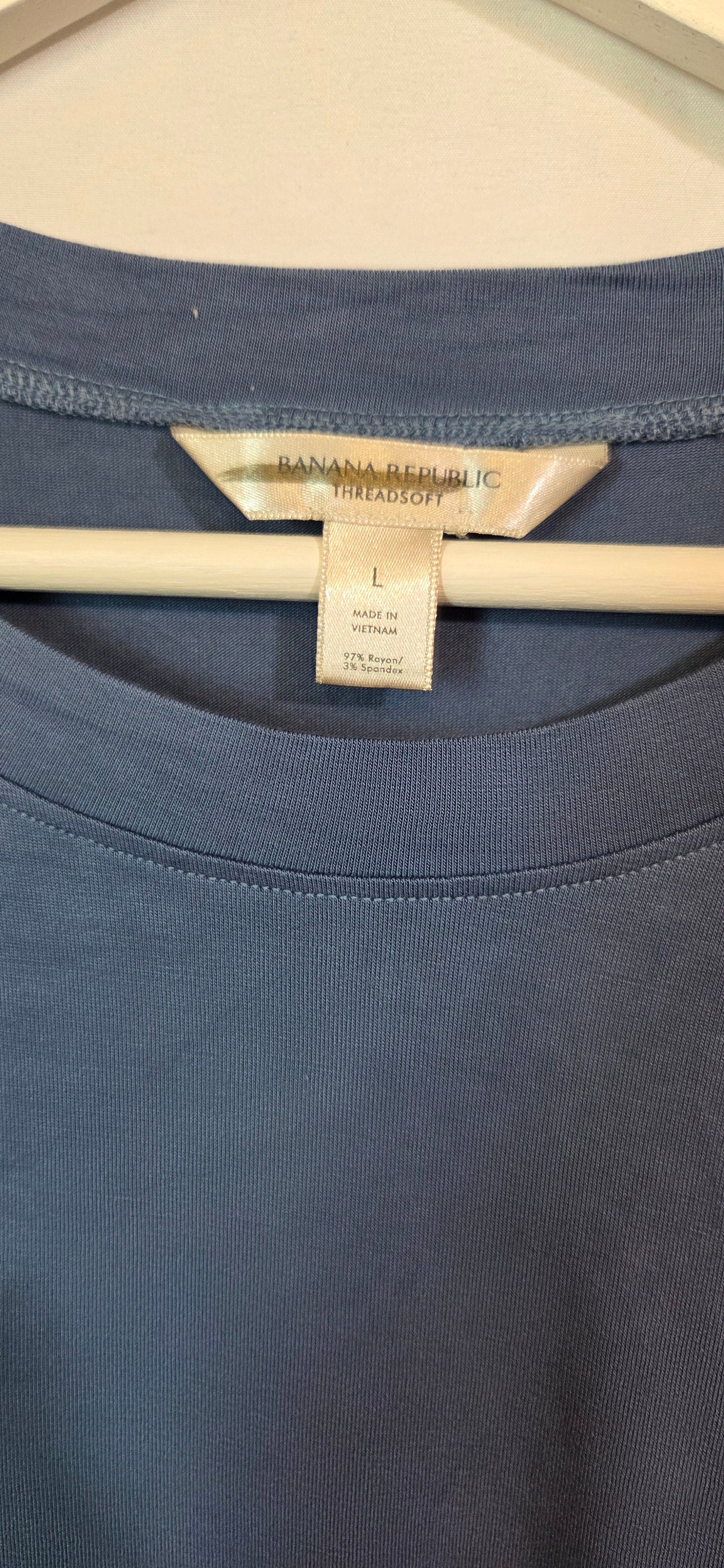 #112 - Banana Republic Threadsoft Blue T-Shirt, Women's Size L, EUC