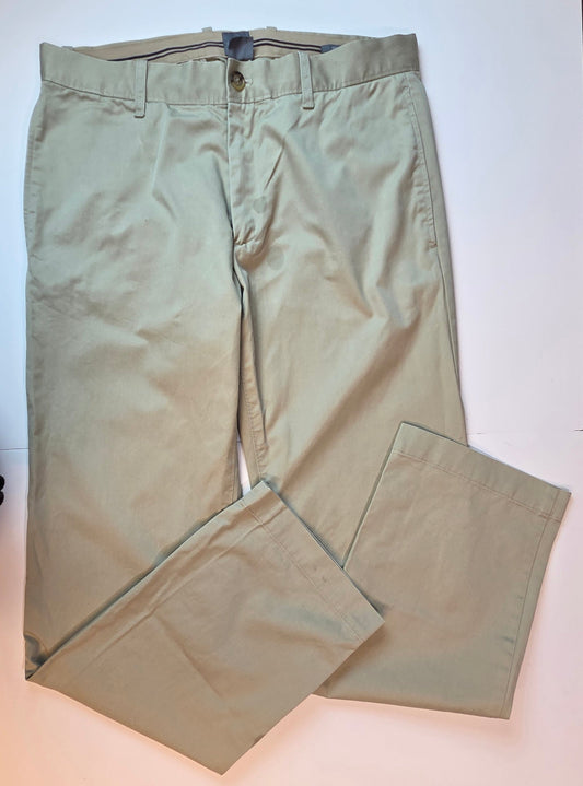 #112 - Gap Khakis, Straight Fit, Mens Size 32X32, VGUC