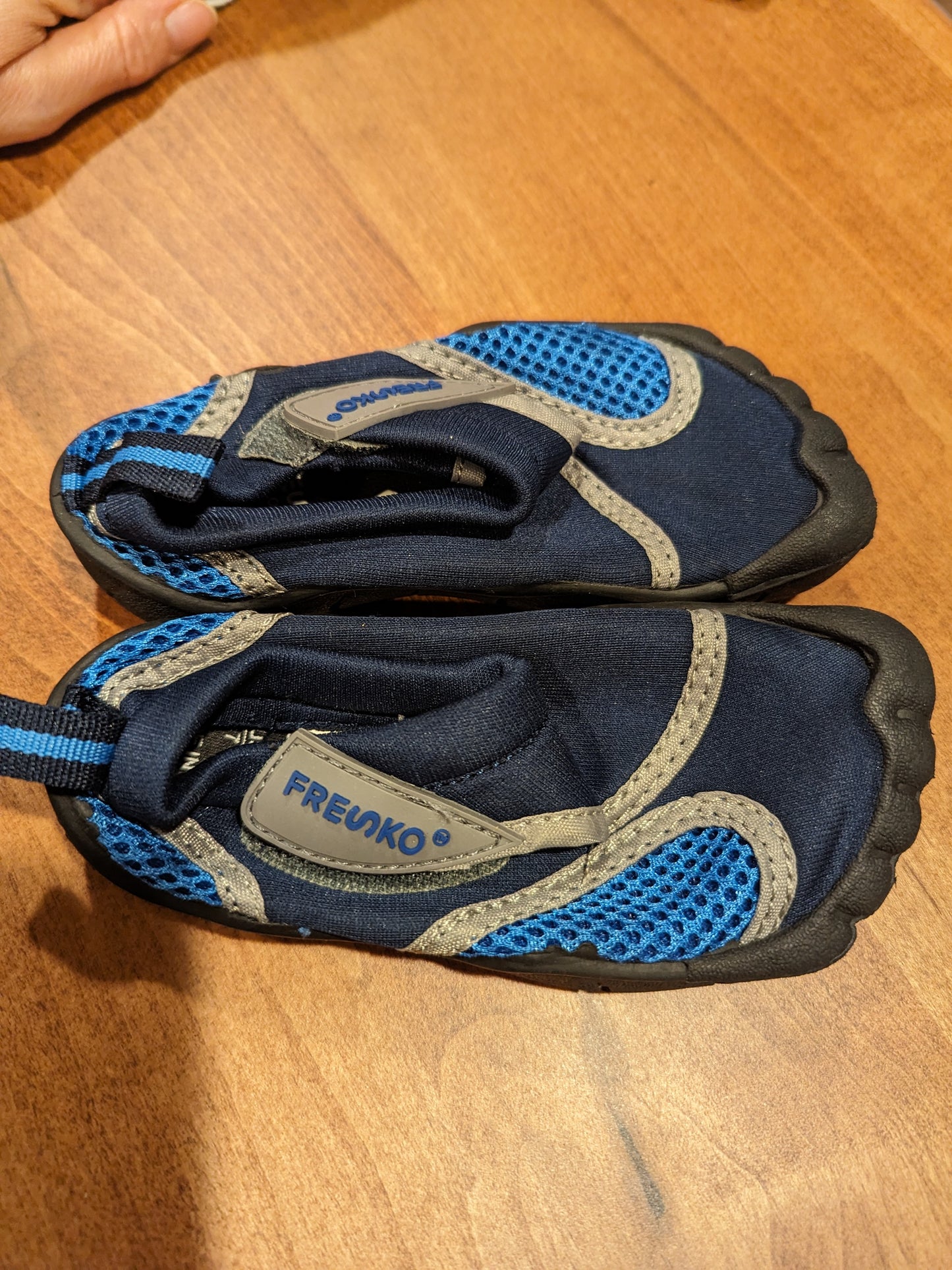 Toddler water shoes - size 7
