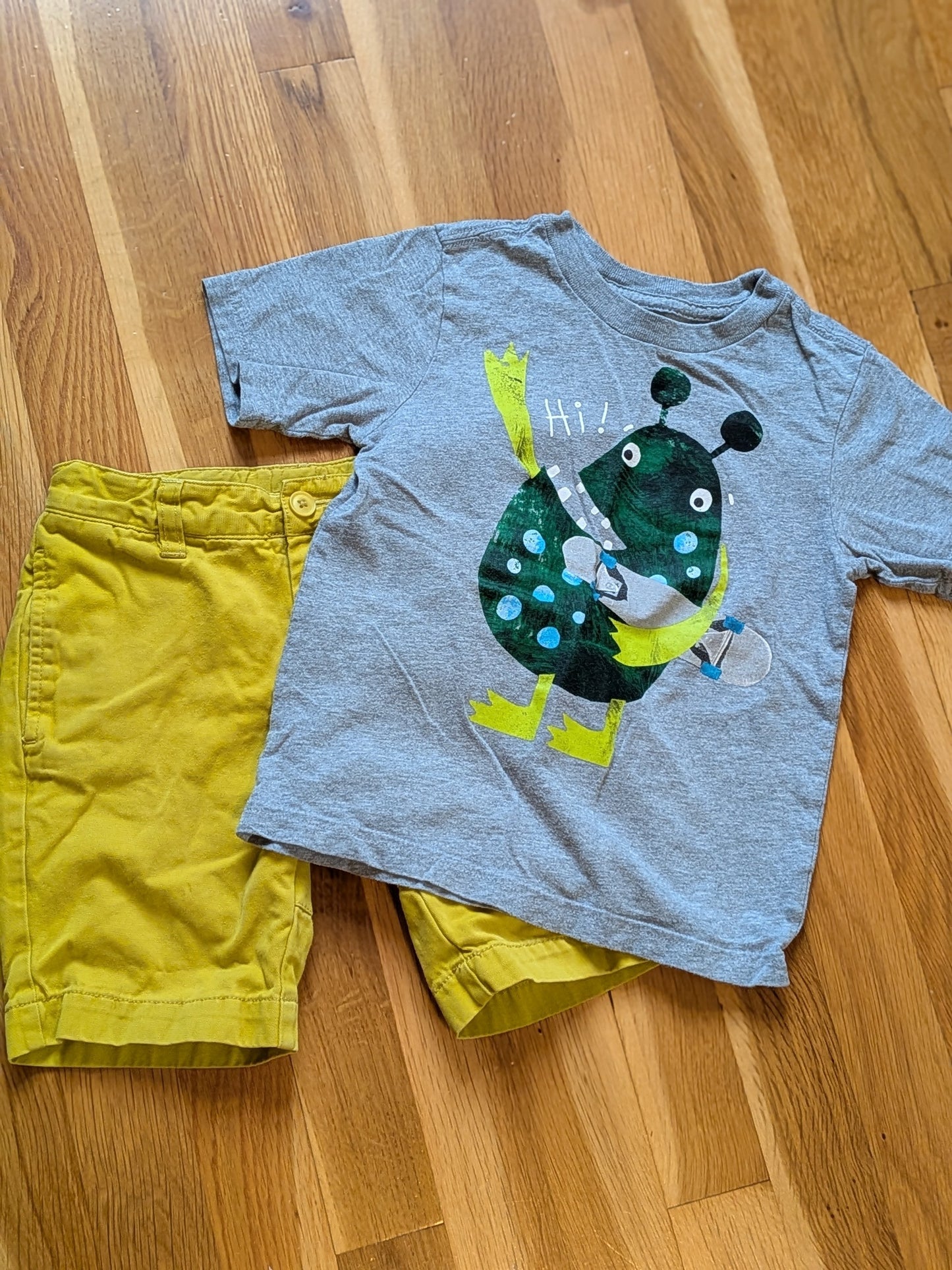 #99 4t Tea Brand Yellow Shorts with Gray TShirt VGUC