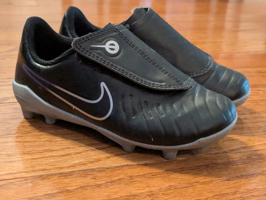 #90- Boys Nike soccer cleats, size 9c