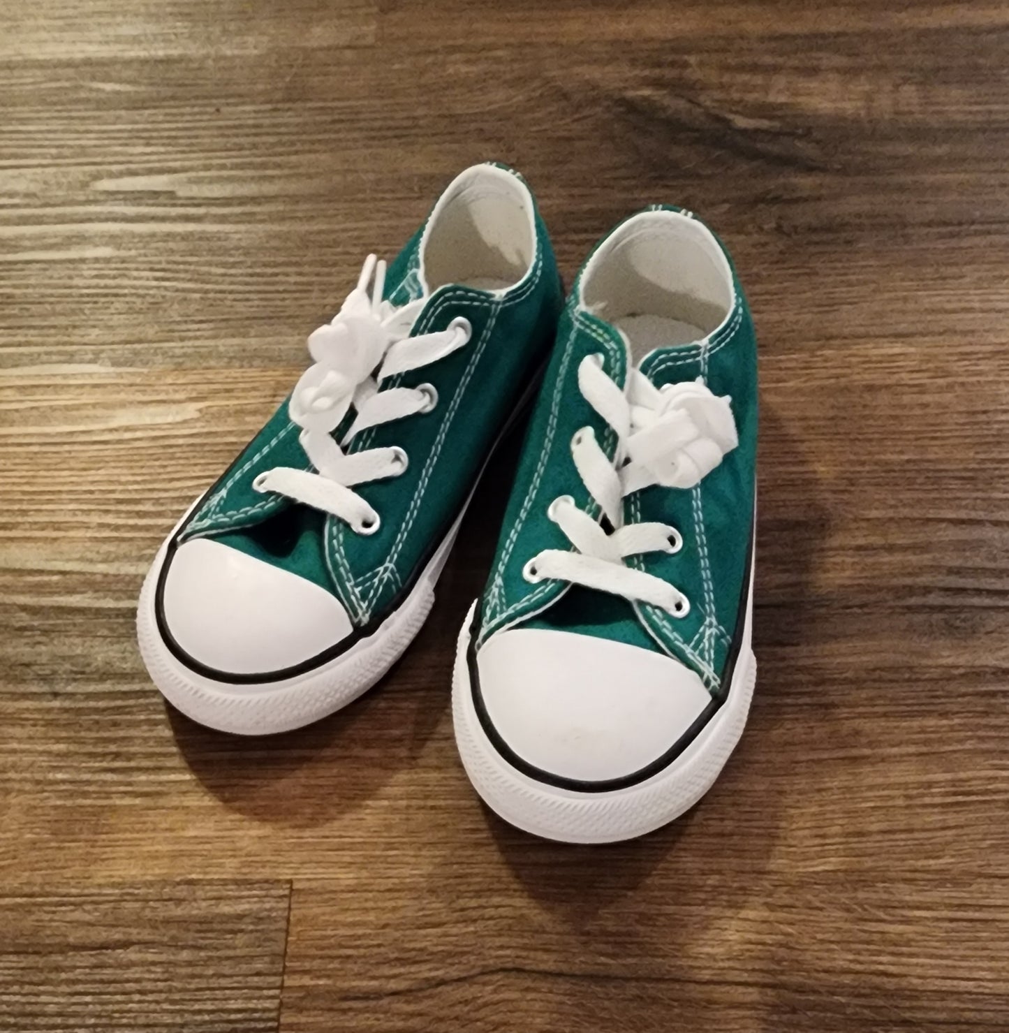 #31 NWOT Green Converse size 10