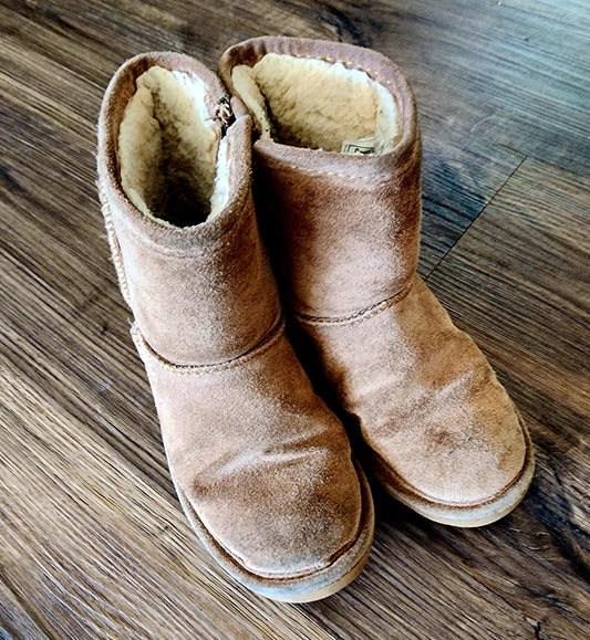 #31 Bearpaw girls boots size 12 (not perfect, these were a fave so have some wear)