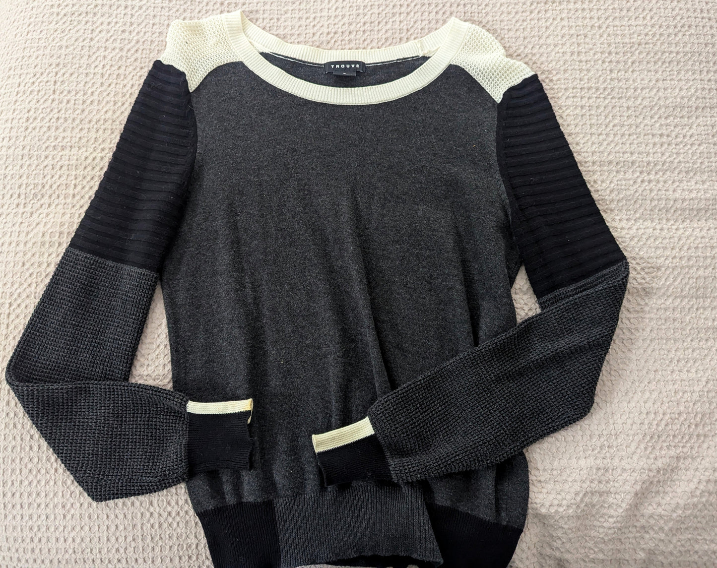 Seller #4 trouvé color block sweater size Medium