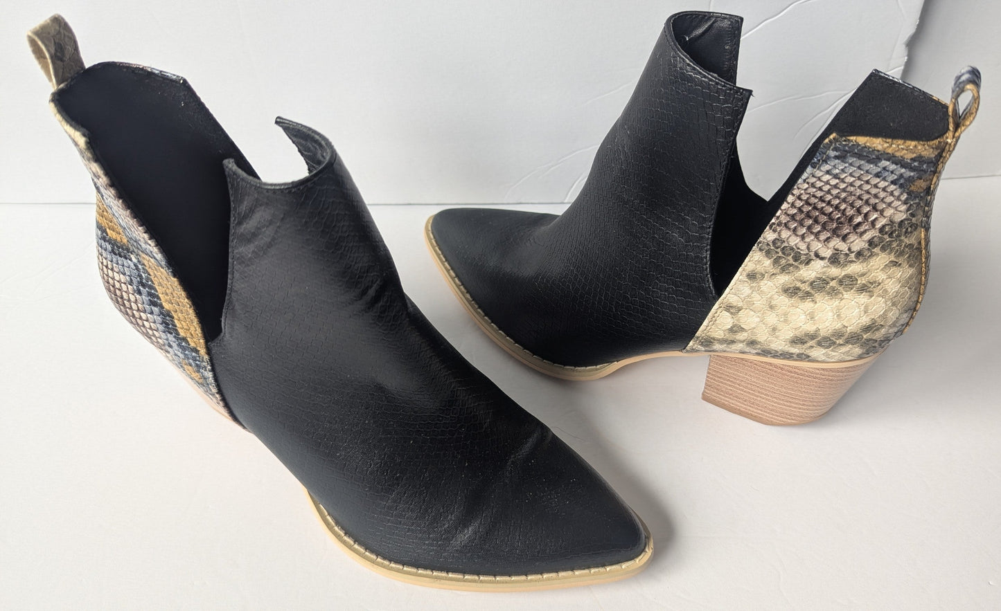 #17 Women's ankle Boot black with faux snack skin, size 9, EUC (Like New)