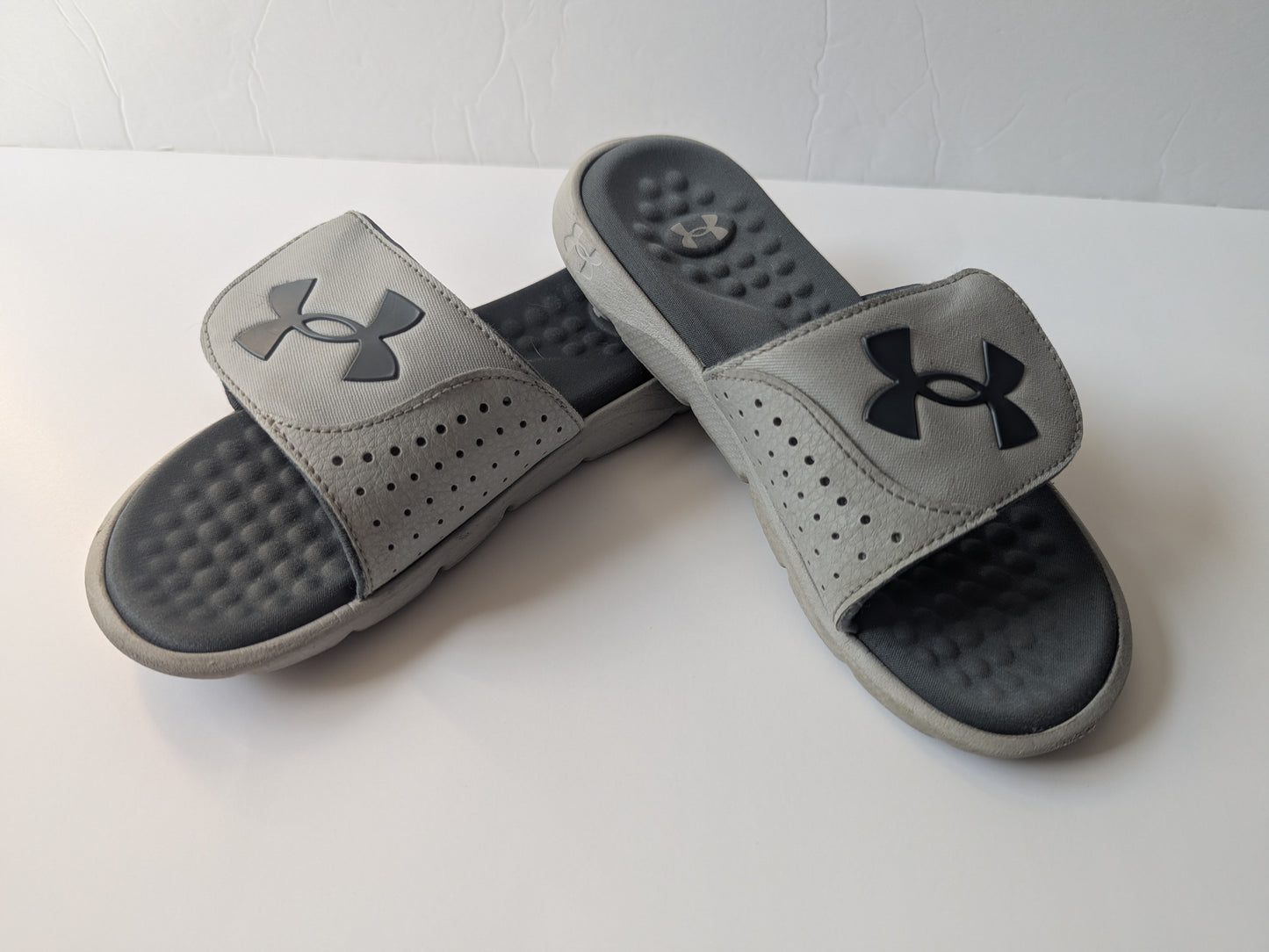 #17 Boys Under Armor Slides size y3, VGUC
