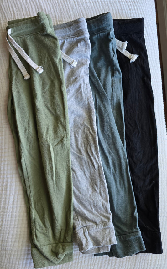 #131  4 pairs Boys Old Navy joggers 4T