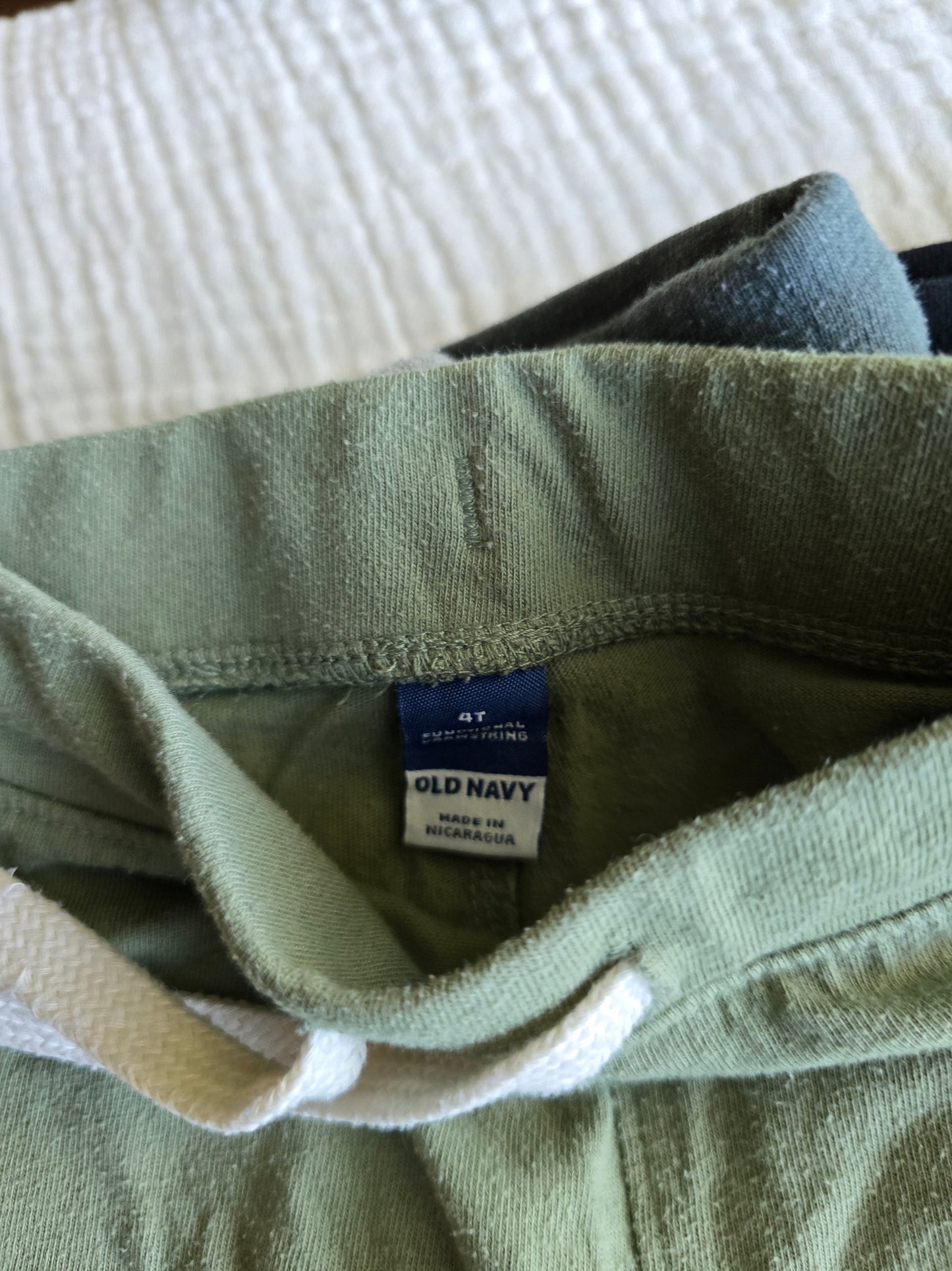 #131  4 pairs Boys Old Navy joggers 4T