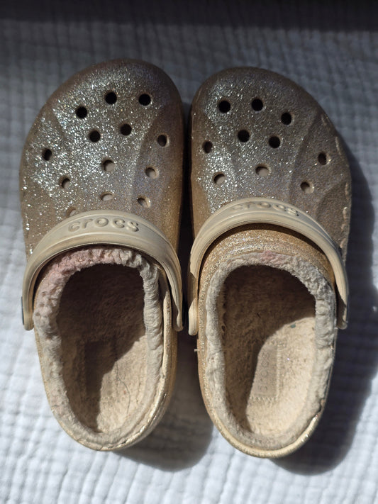 #131 Crocs Girls Gold Glitter fleece lined sz 13