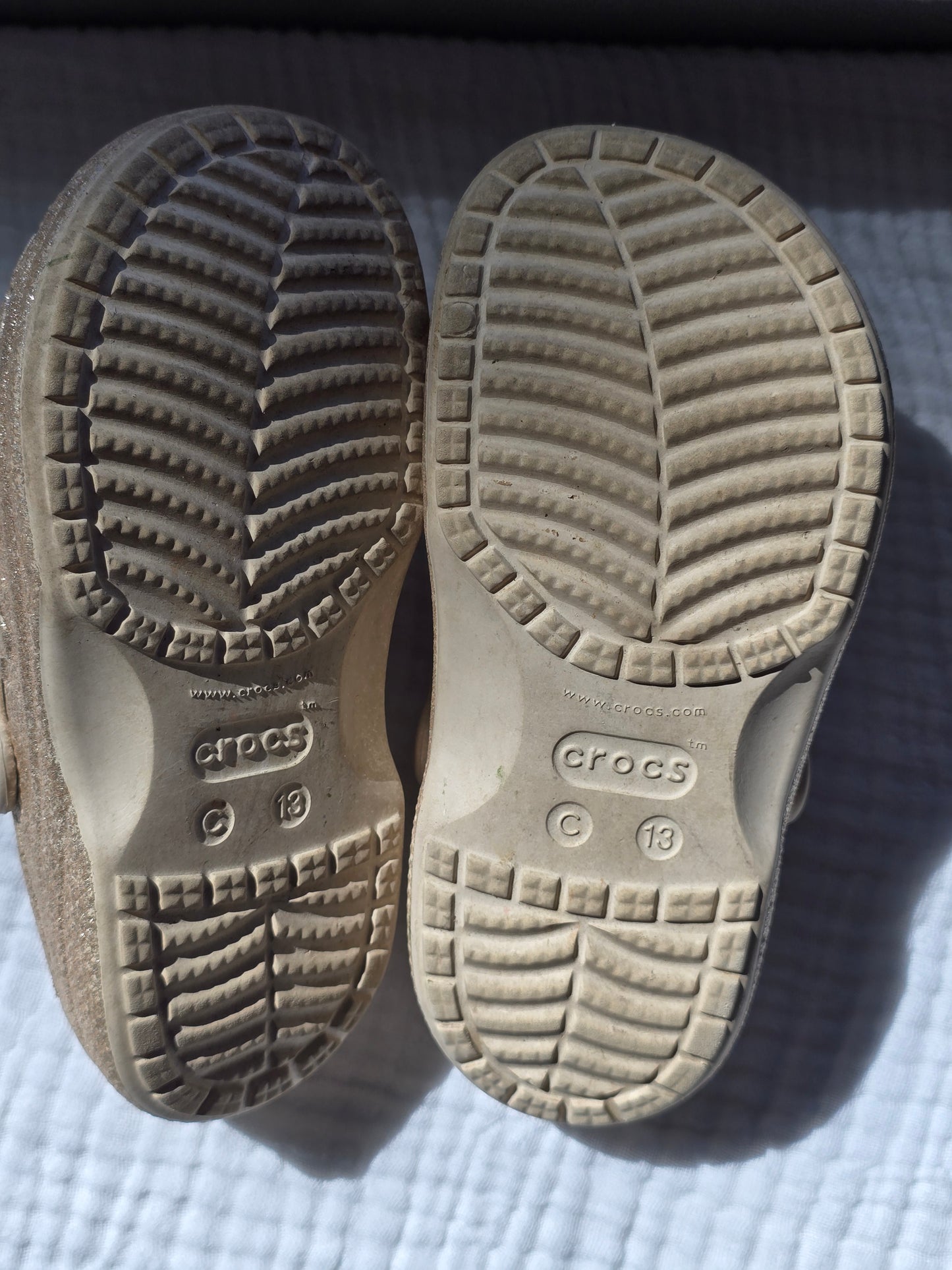 #131 Crocs Girls Gold Glitter fleece lined sz 13