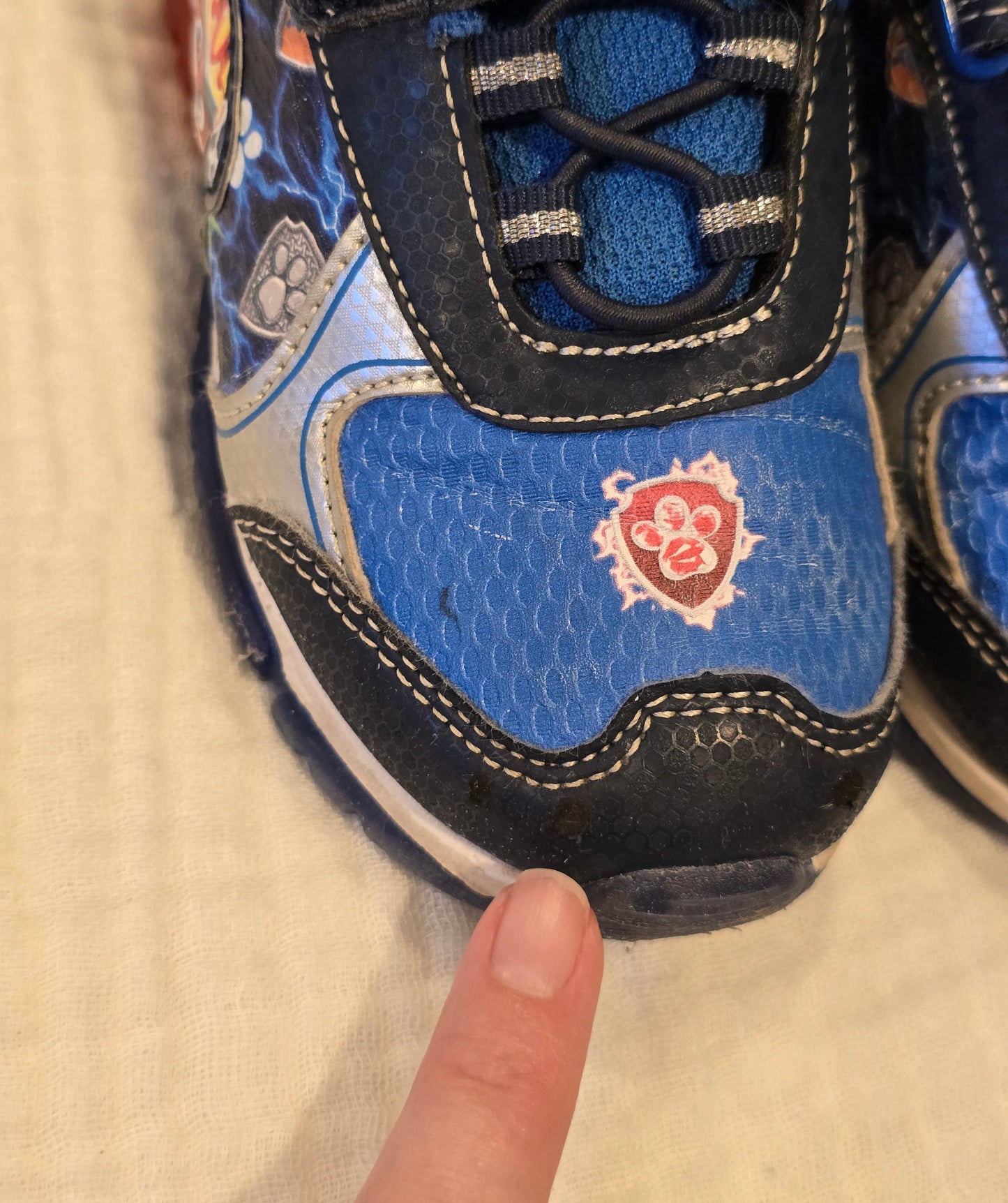#131 Paw Patrol boys light up tennis shoes sz 10