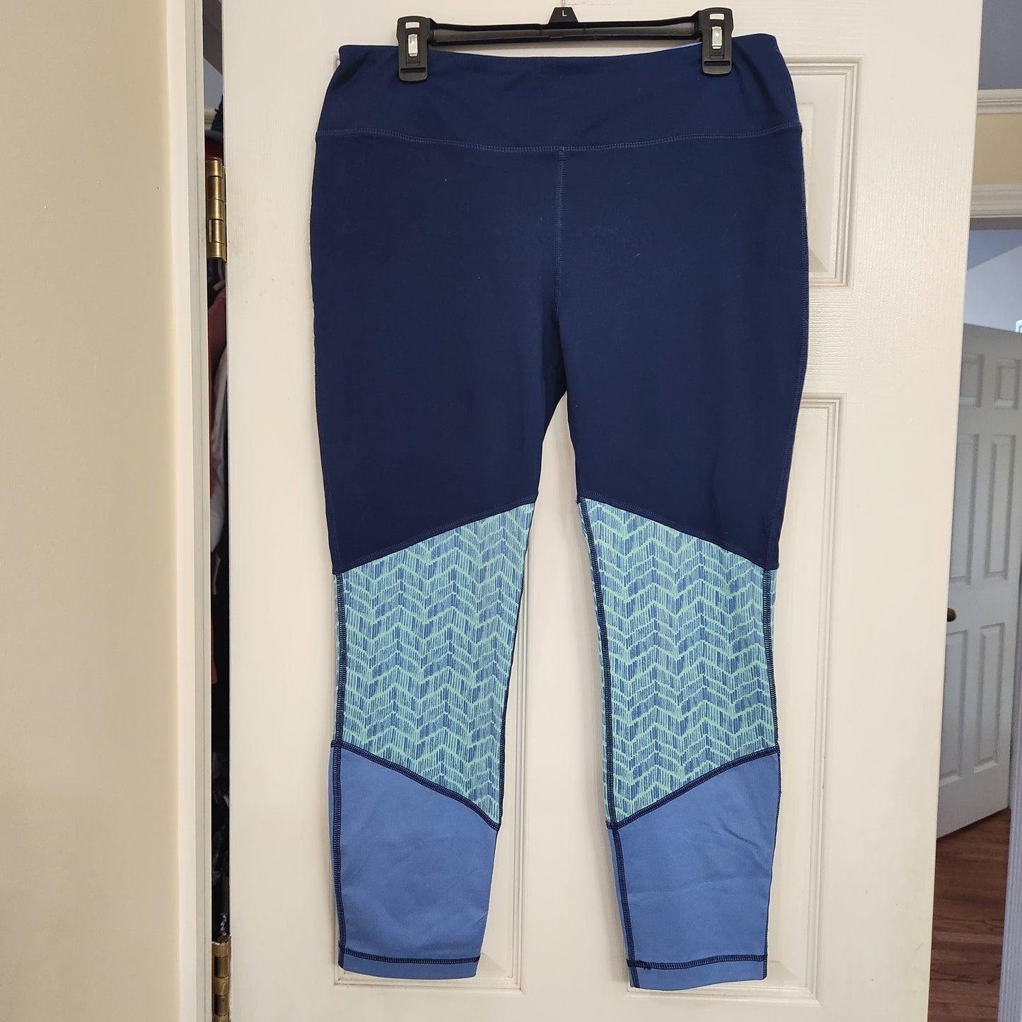 #49 Vineyard Vines Performance Large Cropped Leggings