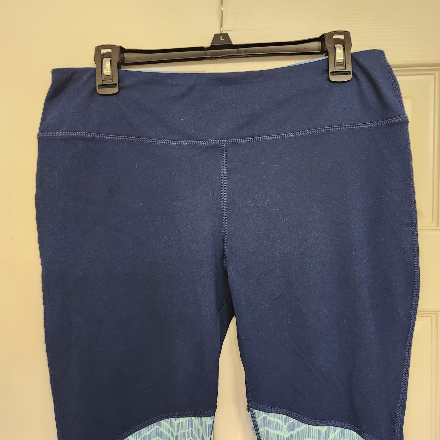 #49 Vineyard Vines Performance Large Cropped Leggings