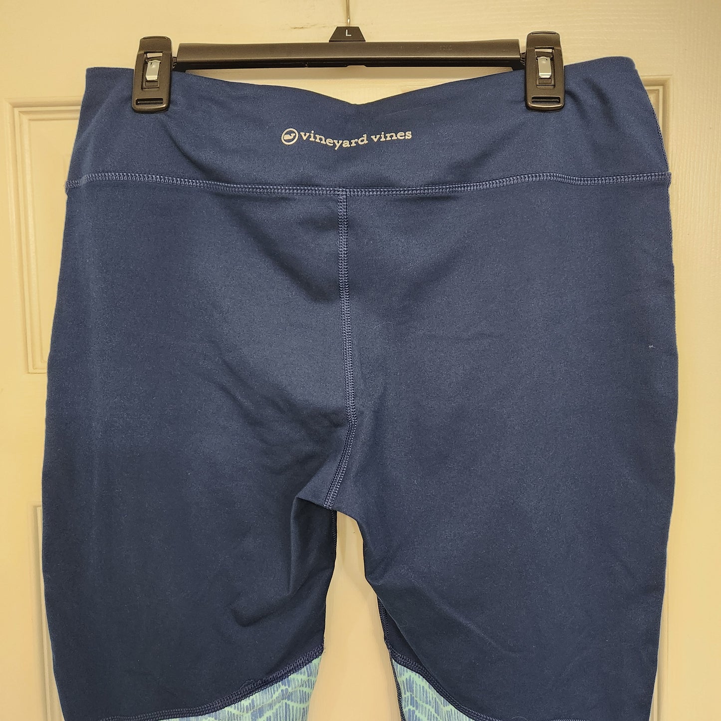 #49 Vineyard Vines Performance Large Cropped Leggings