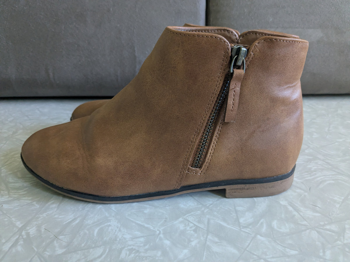#61 Cat & Jack Girls 4 Brown Fashion Boots
