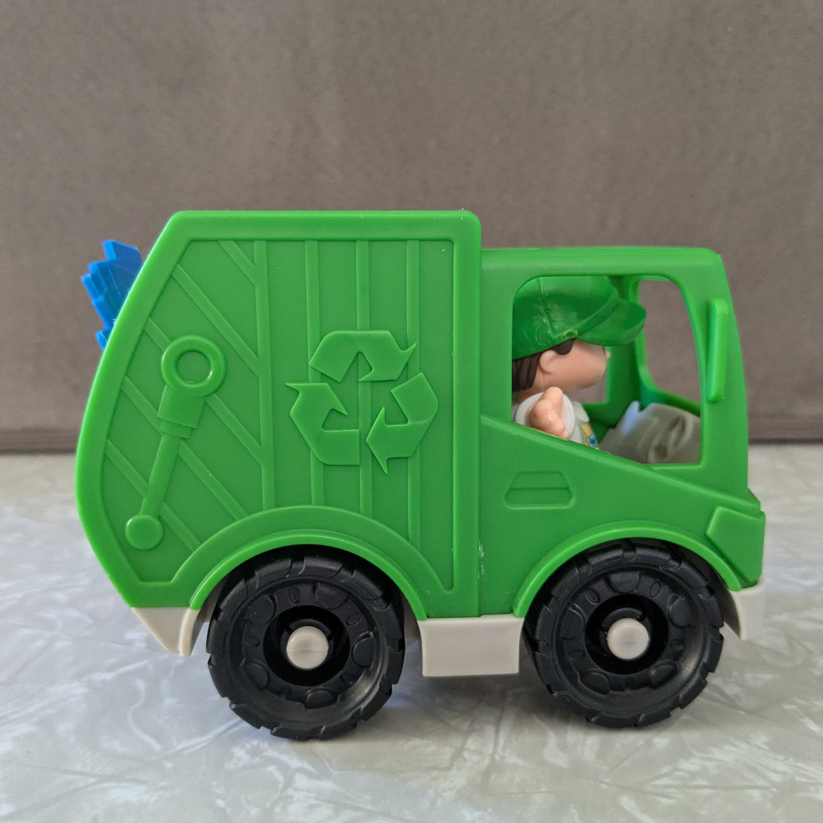 #61 Fisher Price Little People Green Recycle Truck w/ Figure and Blue Recycling Bin