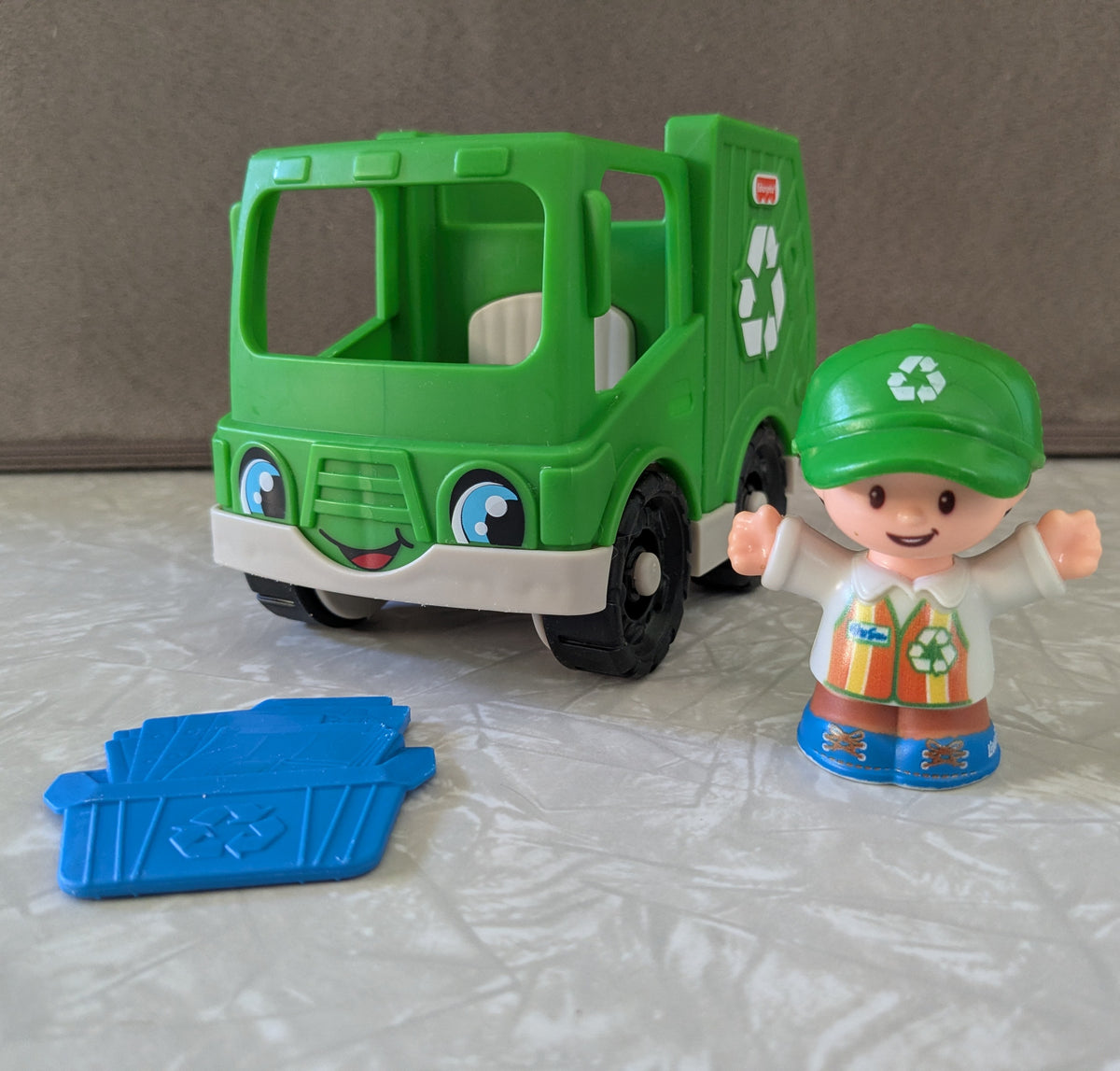 #61 Fisher Price Little People Green Recycle Truck w/ Figure and Blue Recycling Bin