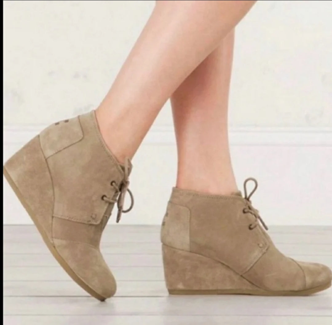 REDUCED!! Toms Size W7 Desert Wedge Taupe / Tan Booties