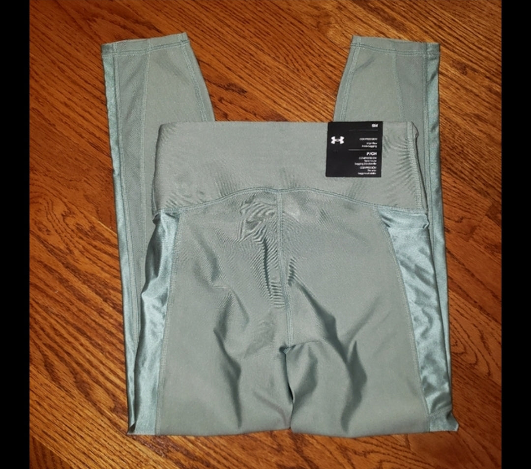 #49 NWT Under Armour Small Compression Ankle Leggings