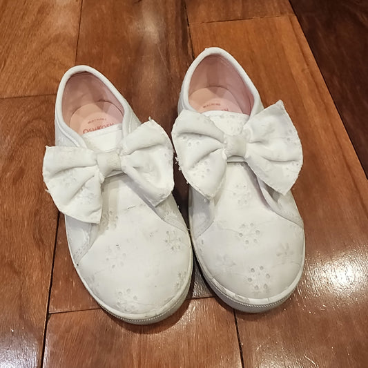 #135 girls Size 12 Oshkosh cloth gymshoes GUC