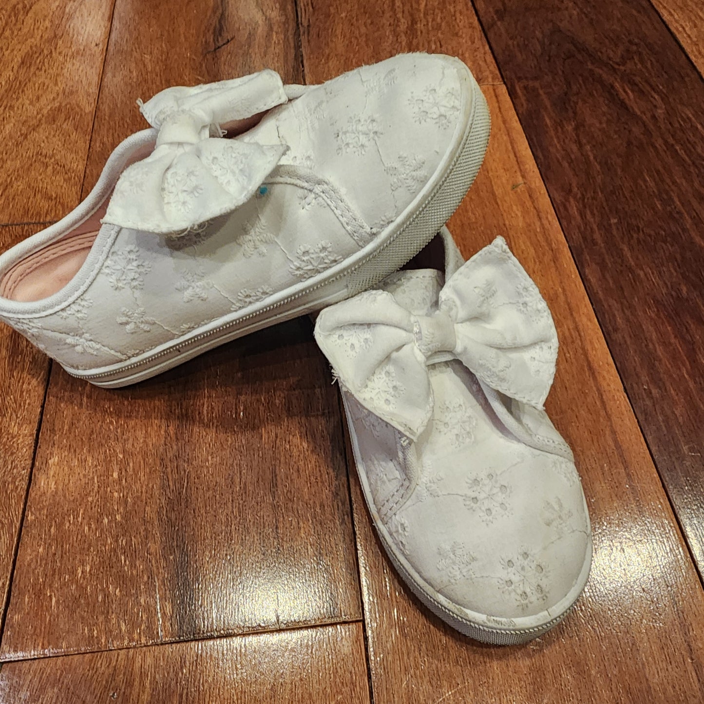 #135 girls Size 12 Oshkosh cloth gymshoes GUC