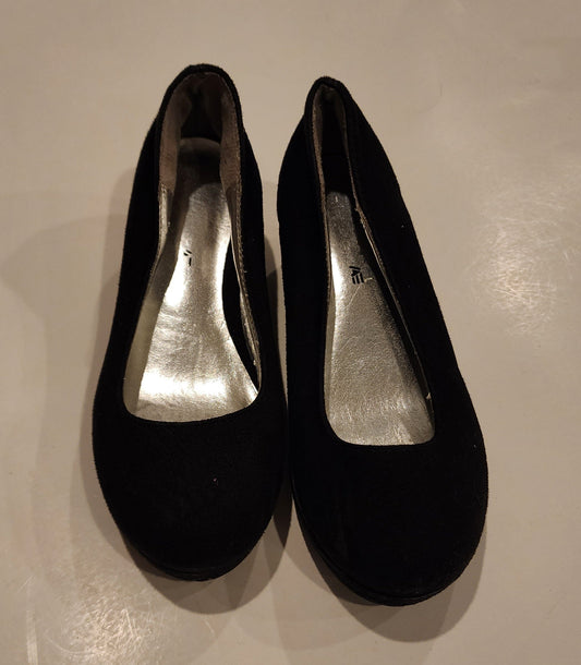 #135 girls size 12 AE black wedge heel dress shoe GUC
