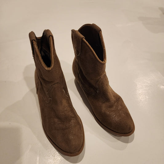 #135 girls size 12 Tucker & Tate brown boots