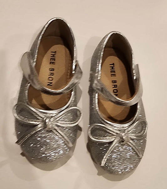 #135 girls size 5 Thee Bron silver glitter ballet flats EUC