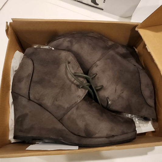 #135 Womens size 8 Journee Collection Footwear Grey Wedge Boots NIB