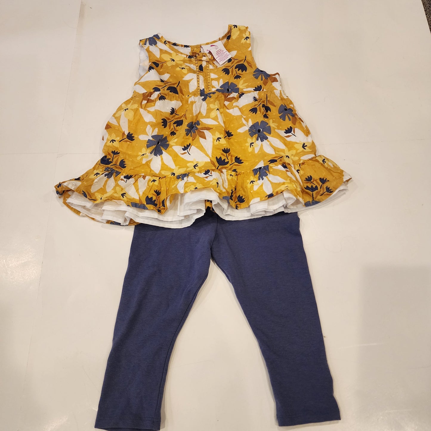 #135 girls size 5 Tommy Bahama capri outfit