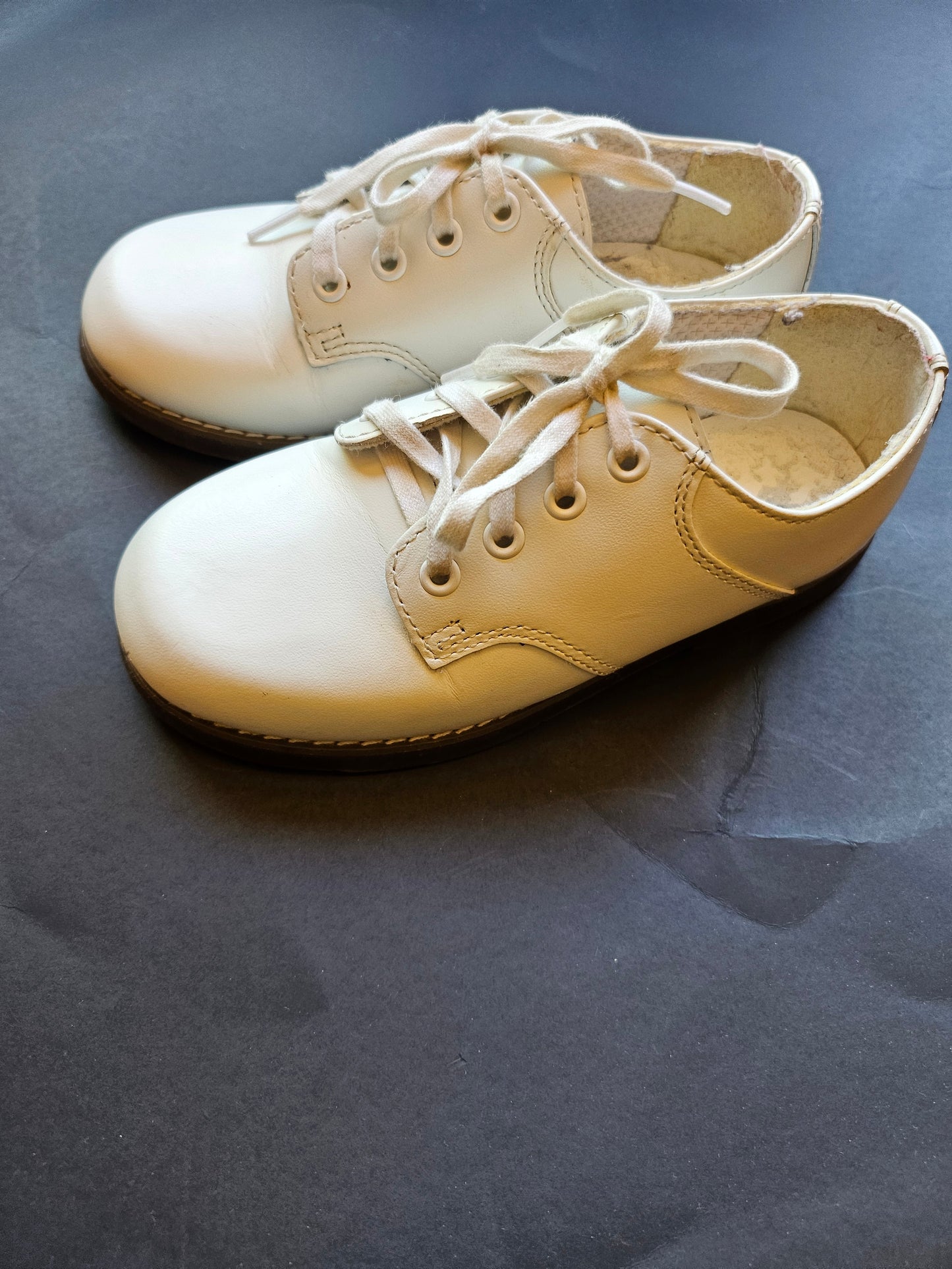 #76A - StrideRite 9.5 W White Shoes