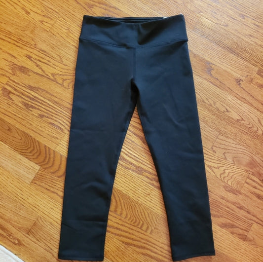 #142 NWT Fabletics XXS Black Salar Capri Leggings