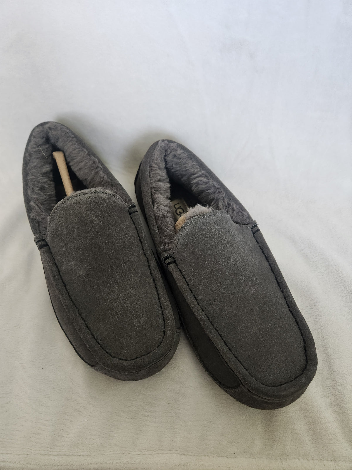 #167 NWT UGG Ascot Men’s Sz 8 Grey Suede Slip-On Slippers Loafers