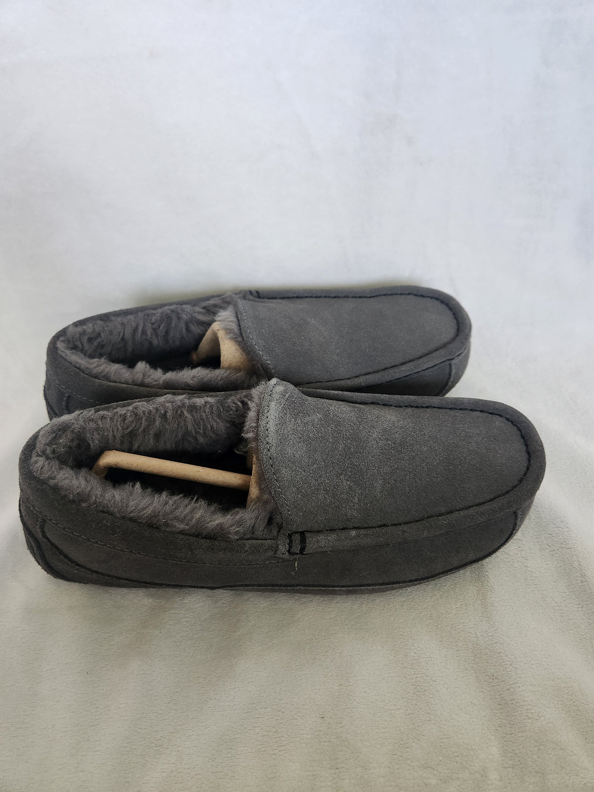 #167 NWT UGG Ascot Men’s Sz 8 Grey Suede Slip-On Slippers Loafers