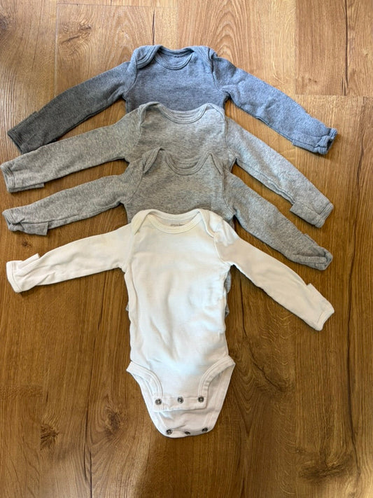 #6 - Carters Long-Sleeved Bodysuits/Onesies - 0 months/ Newborn (4-pack white and grey)