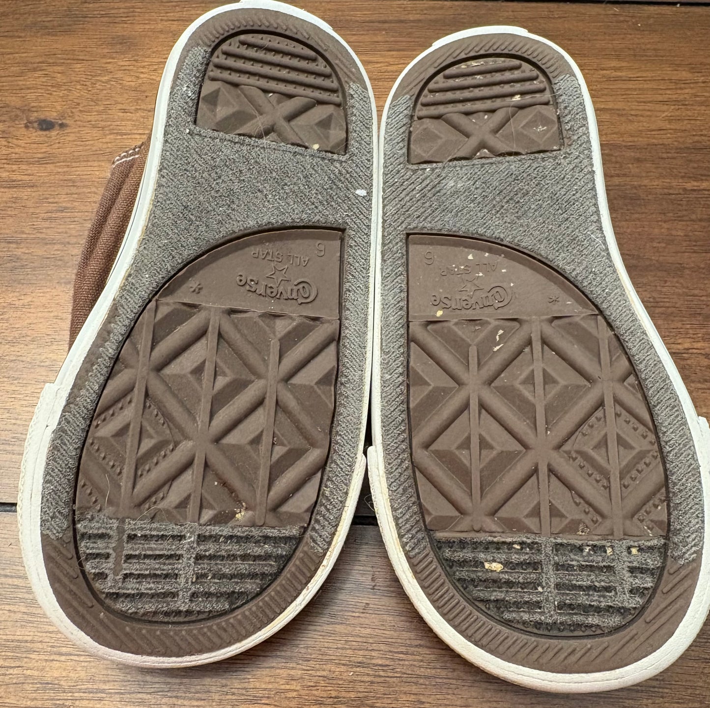 Seller #210 Converse Boys Size 6 Brown Low Top Sneakers