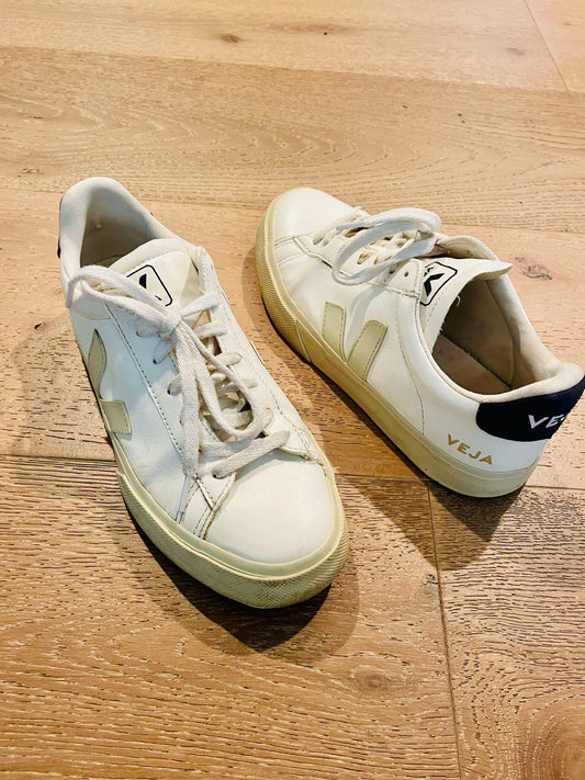 #222 Veja Women's Size 8 Sneakers with Navy
