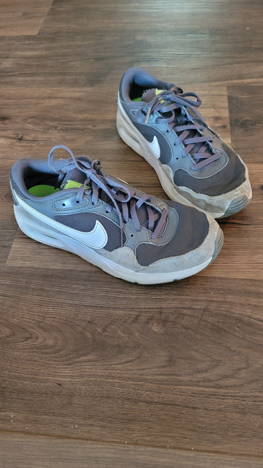Nike Boys size 4.5y shoes