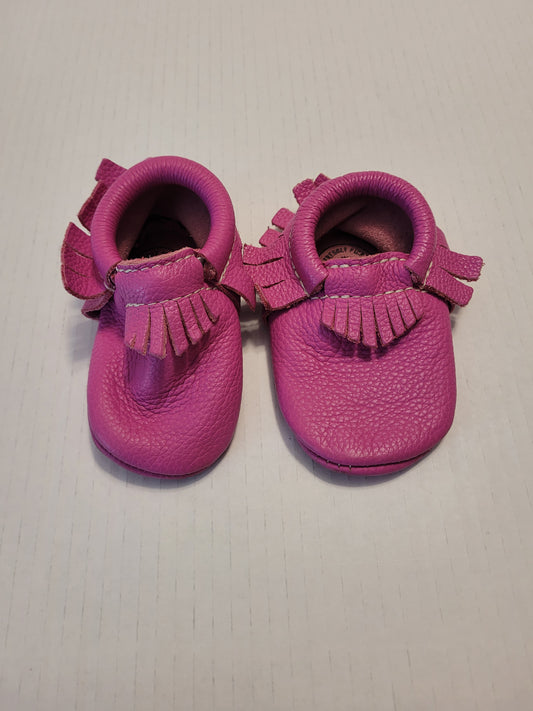 #96B Freshly Picked Girls Pink Leather Moccasins Size 3