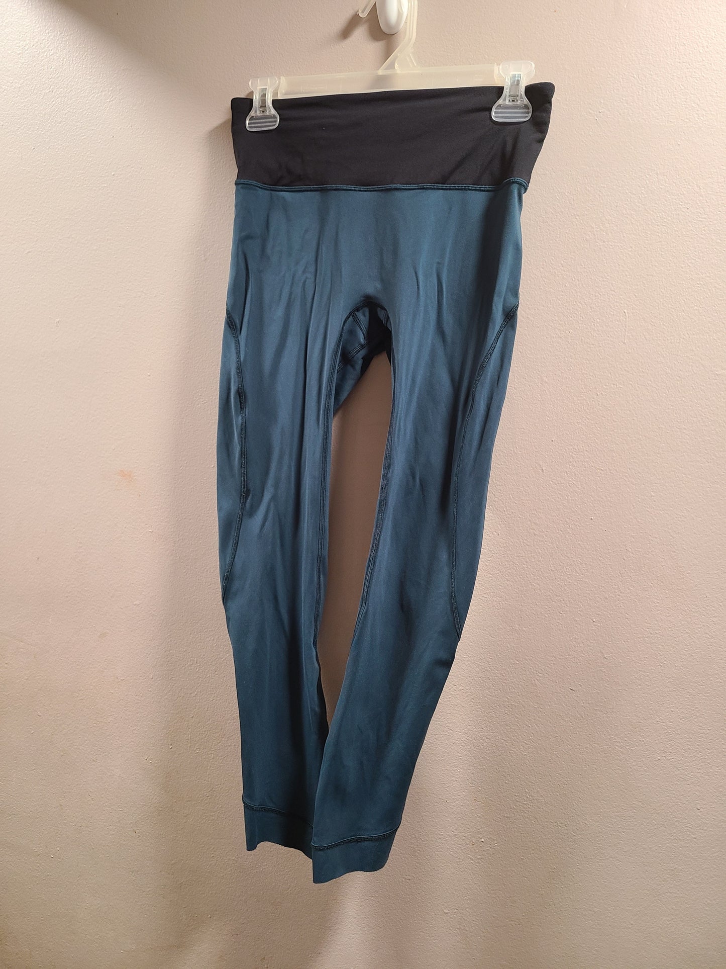 #66 Lululemon womens 7/8 tights size 6