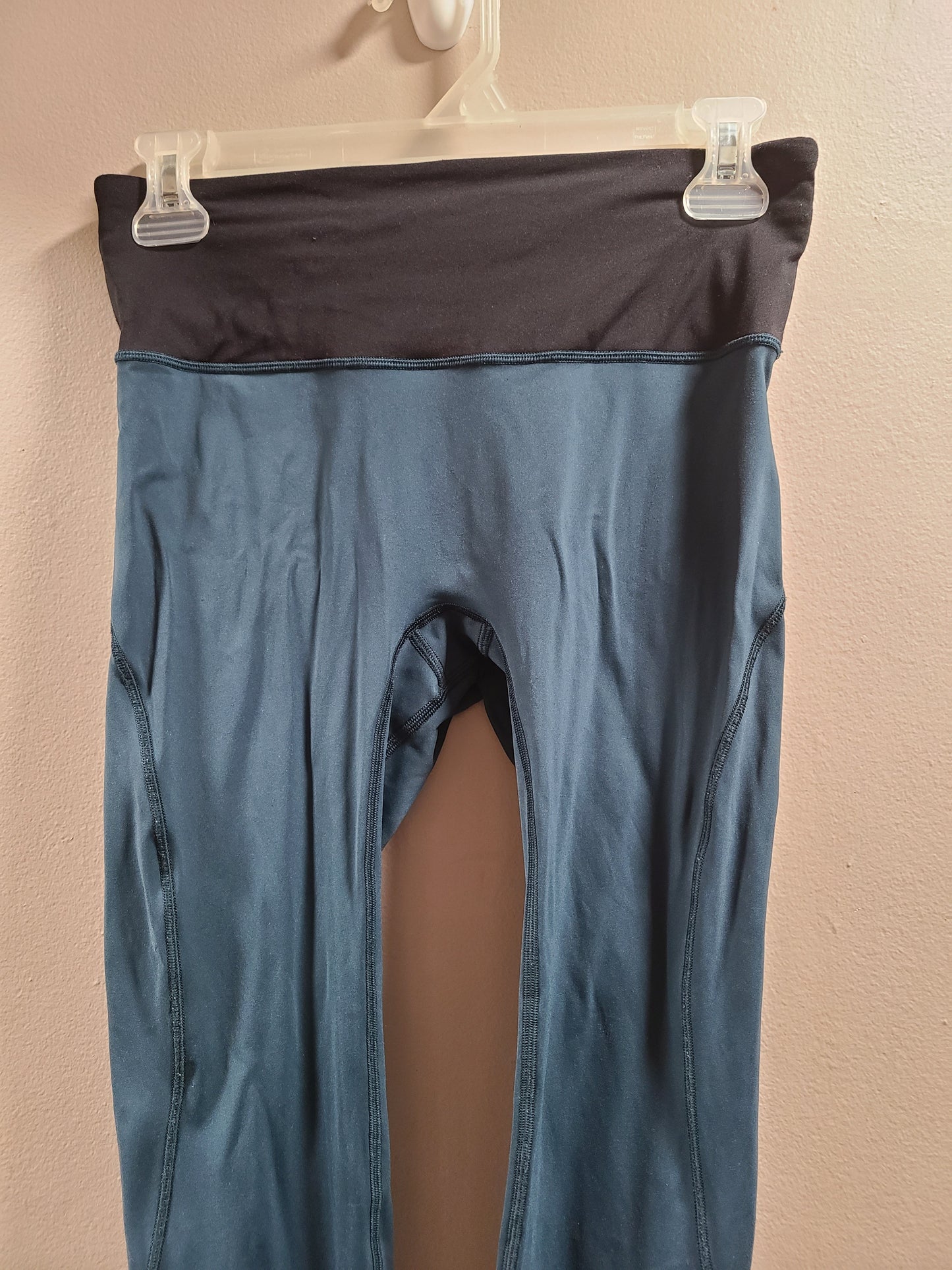 #66 Lululemon womens 7/8 tights size 6