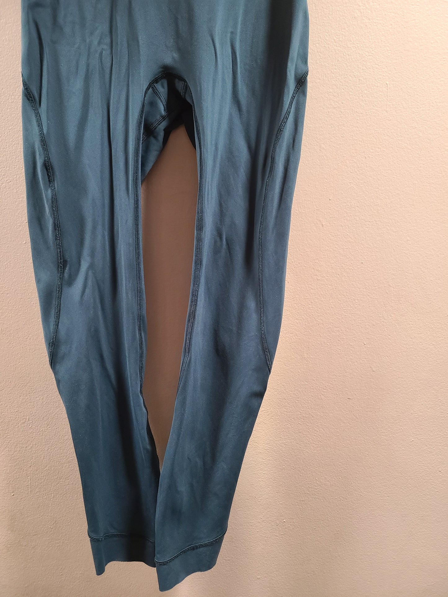 #66 Lululemon womens 7/8 tights size 6