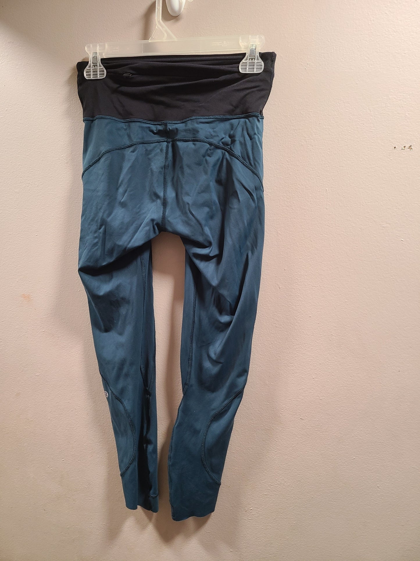 #66 Lululemon womens 7/8 tights size 6