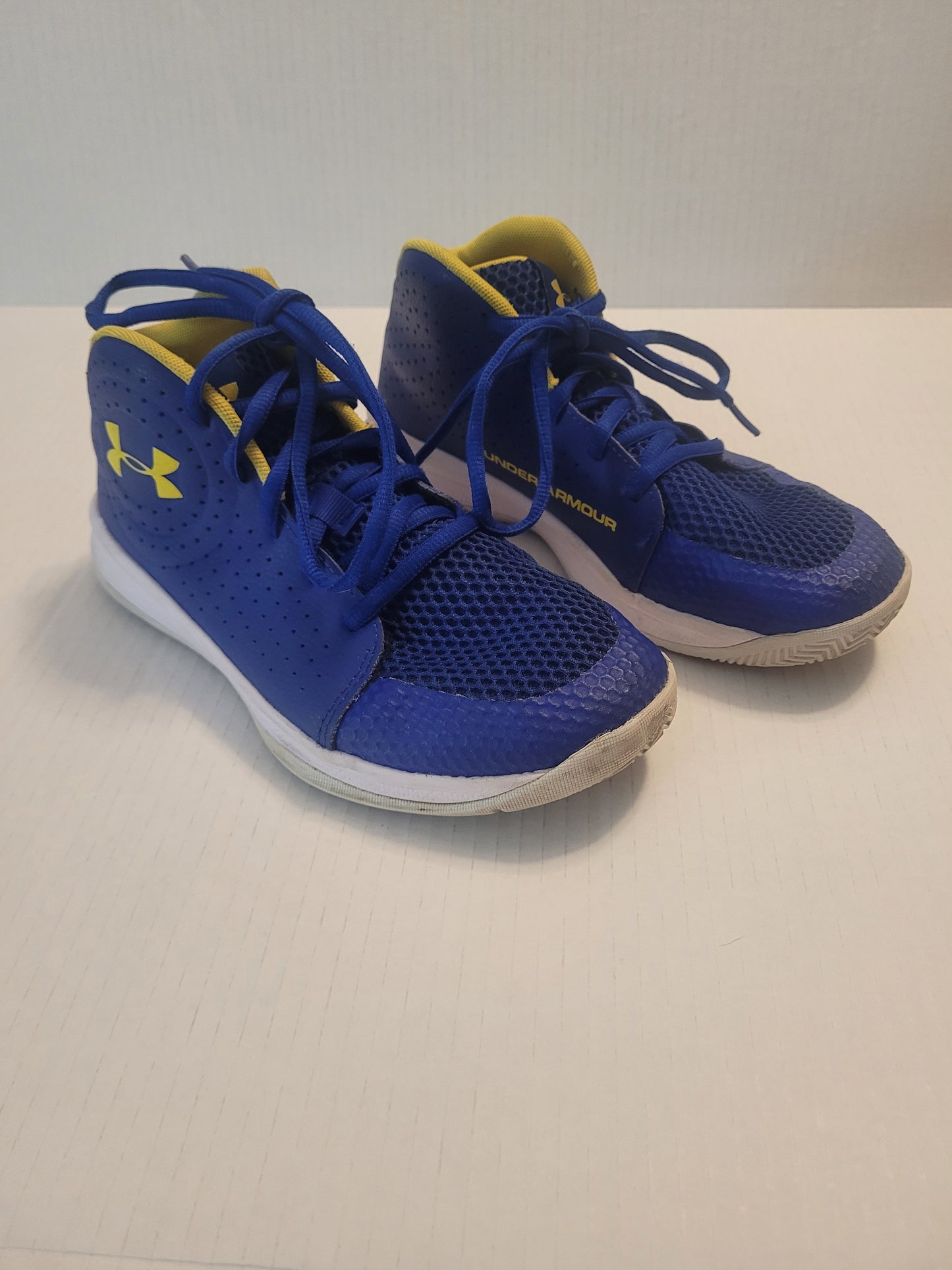 #109 Boys Under Armour Blue Basketball Shoes Size 3Y