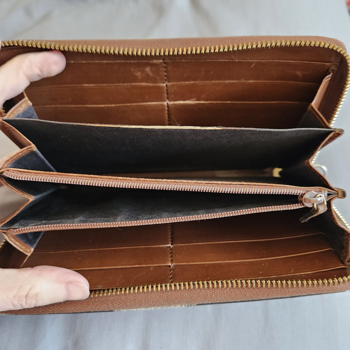 #167 Authentic Gucci Hard Coated Zip Around Zippy Wallet