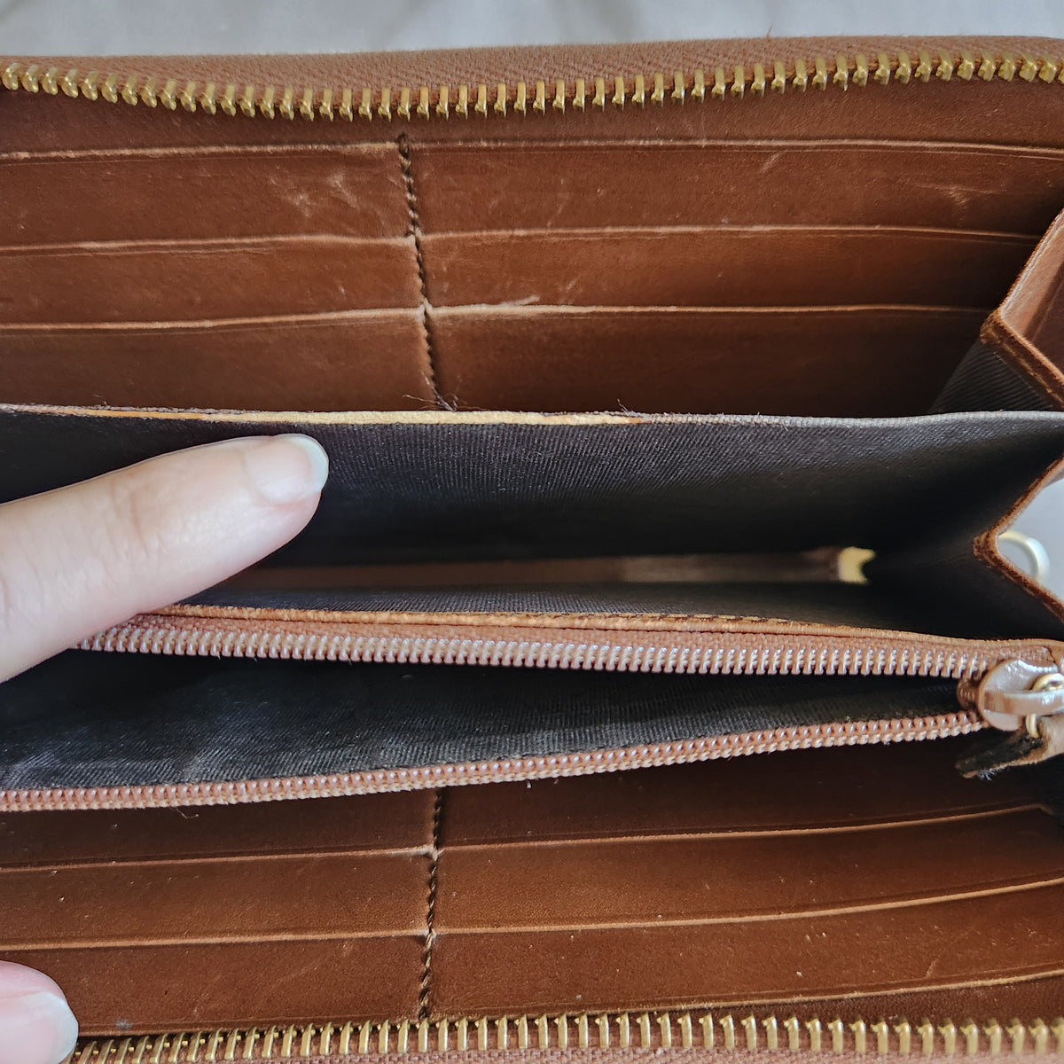 #167 Authentic Gucci Hard Coated Zip Around Zippy Wallet