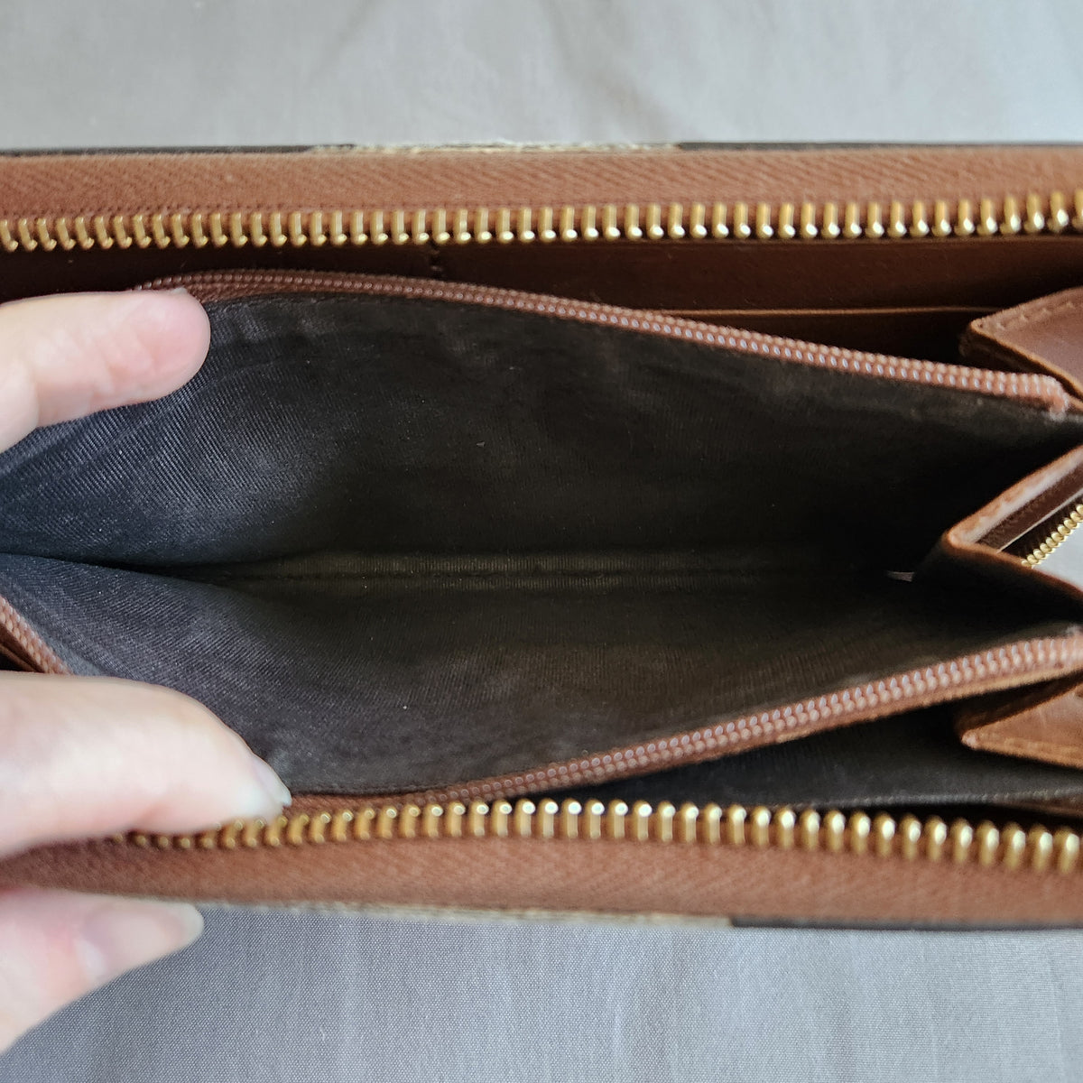 #167 Authentic Gucci Hard Coated Zip Around Zippy Wallet