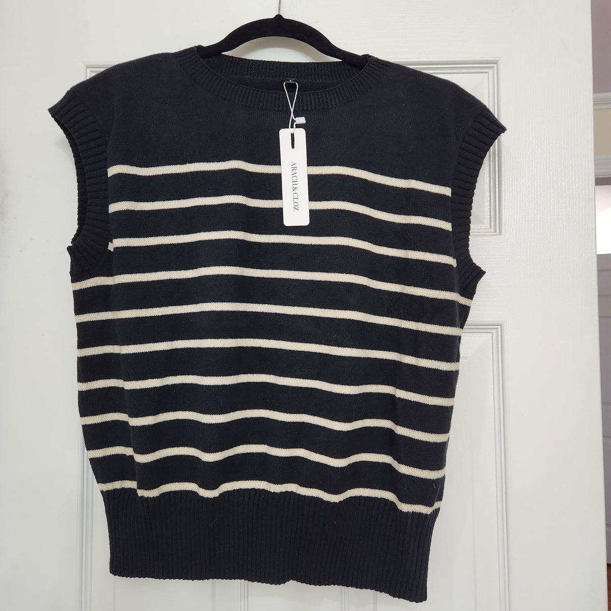 #167 NWT Arach & Cloz Large Striped Knit Crewneck Sleeveless Sweater